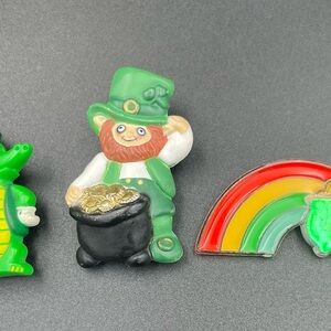 3 St Patrick’s Day Pins Hallmark Fun World Alligator Leprechaun Rainbow Irish